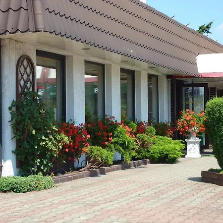 Astra Tajemniczy Ogrod מלון 2*